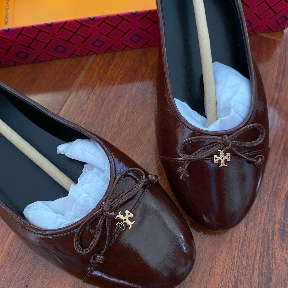Tory Burch dark maple cap-toe ballet leather flats/loafers